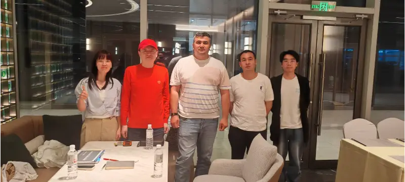 Liesa üzletről tárgyal egy közép-ázsiai ügyféllel